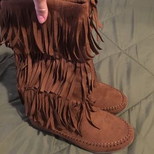 Moccasin boots with fringe